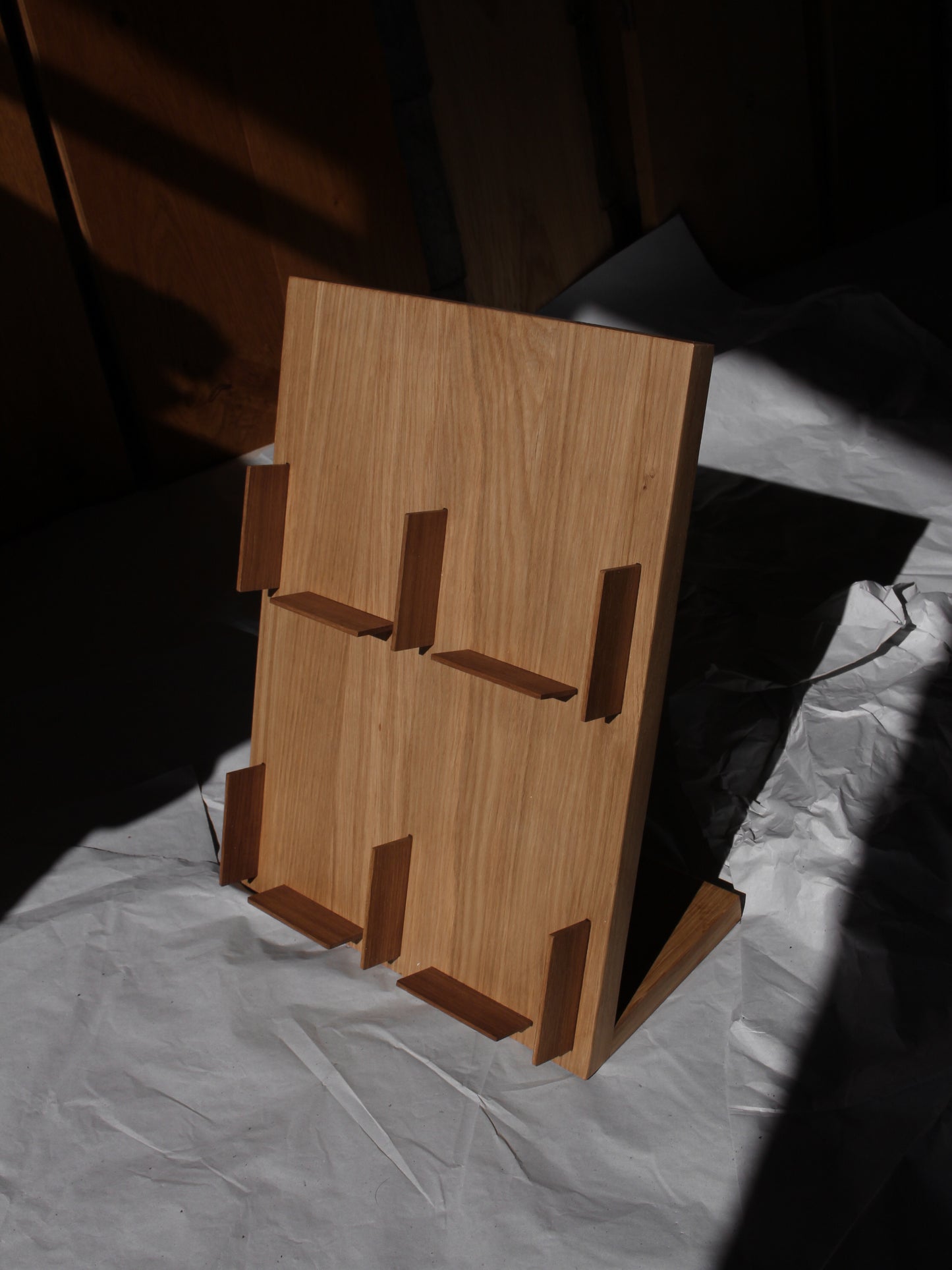 Solid wood card stand for DIN C6 folding cards