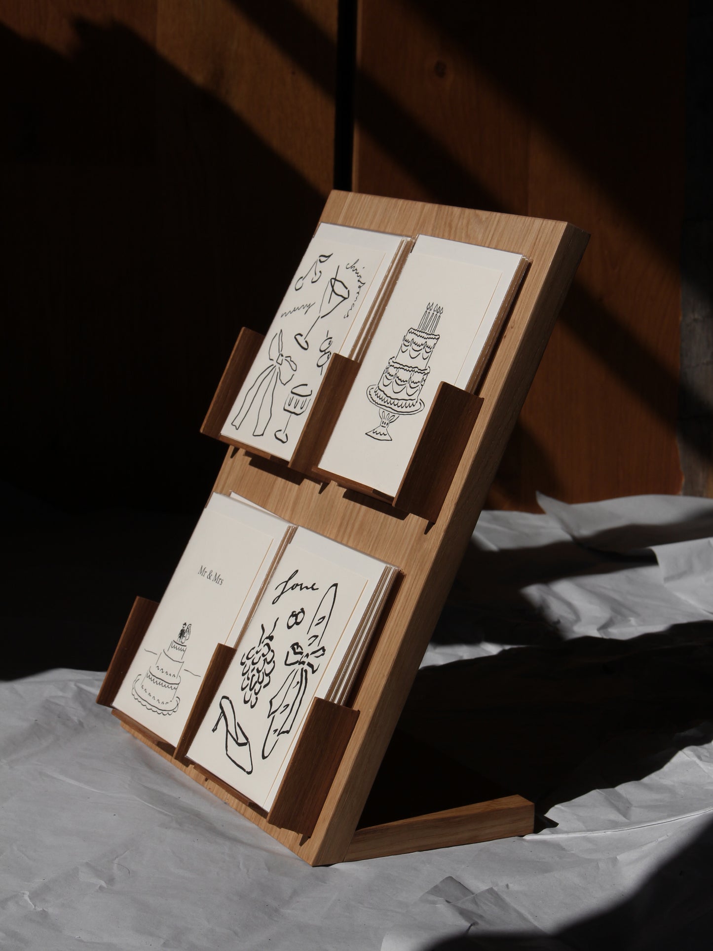 Solid wood card stand for DIN C6 folding cards