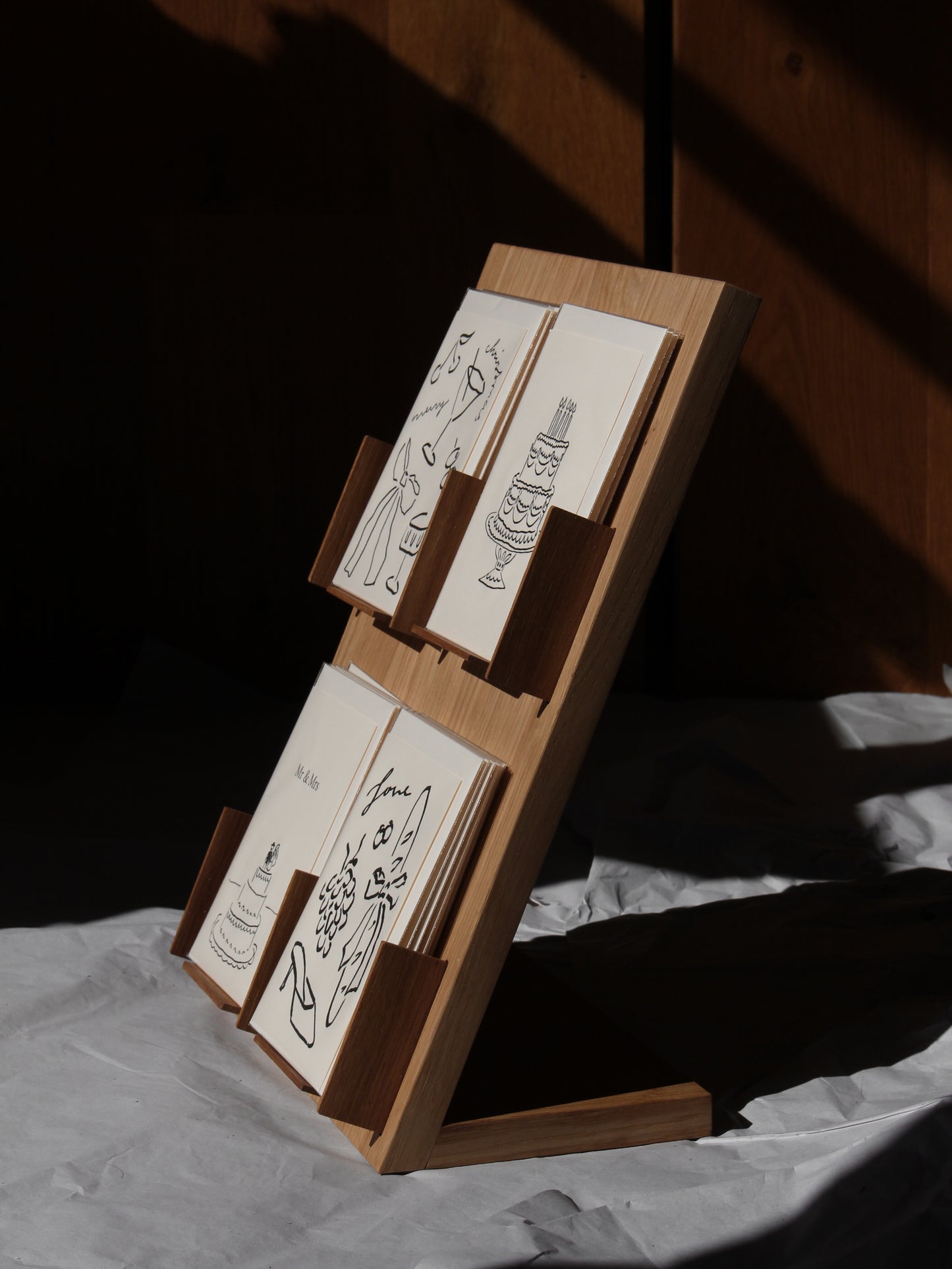 Solid wood card stand for DIN C6 folding cards